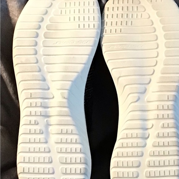 Sketchers - Picture 2 of 3